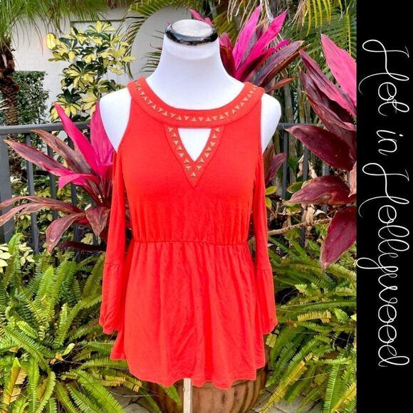 🍍3/$15🍍 Hot in Hollywood Cold Shoulder Top - Picture 1 of 6
